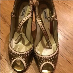 Moschino Chic Womens Peep Toe Sandals Pumps Gold Leather Size 38.